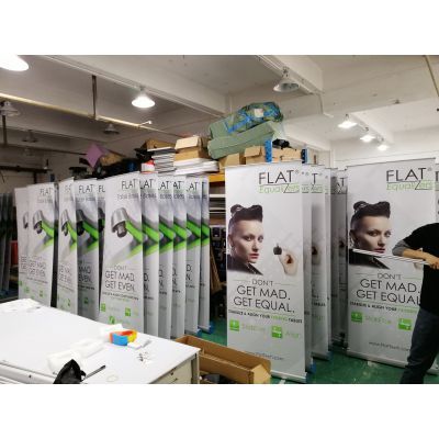 專業(yè)定制，品質呈現 深圳戶外噴繪寫真廣告與PVC易拉寶展架海報制作指南